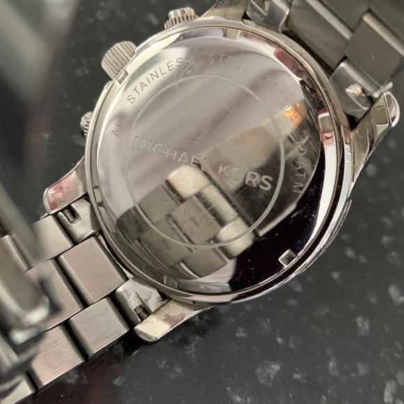 Michael Kors Oversized Runway Watch - Picture 4 of 5